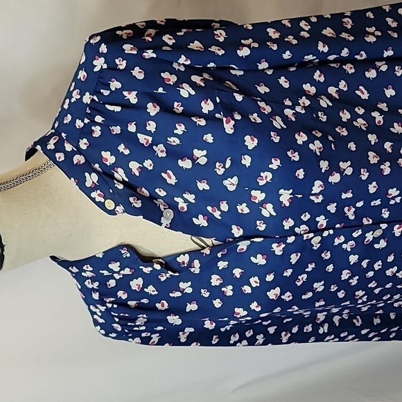 3/$30 GRAYSON Floral Motif Iron Free Button Down Shirt Blouse - Picture 2 of 6